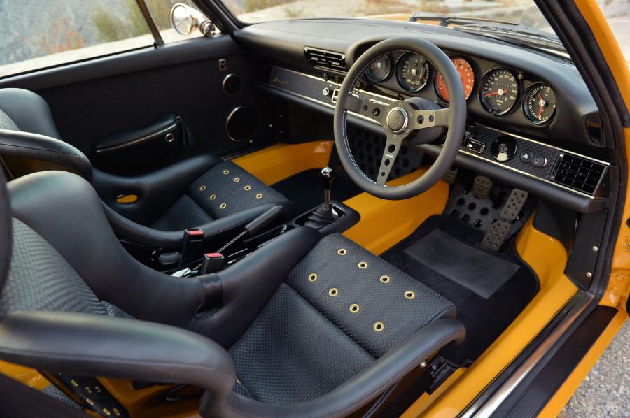 Интерьер Porsche 911 by Singer 2010 года  (UK) (фото 4 из 16)